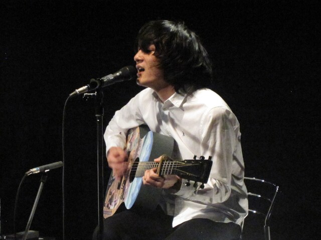 写真は2月1日にUstreamで配信されたアコースティックライブの模様。