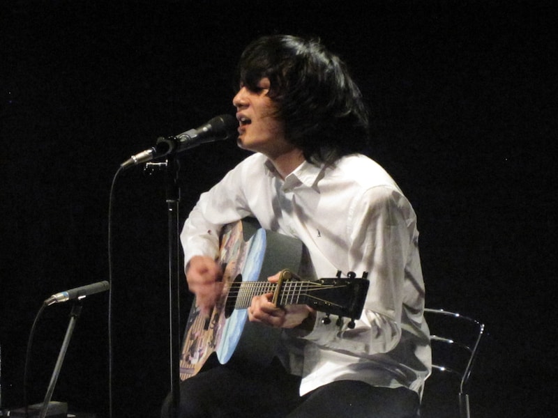 写真は2月1日にUstreamで配信されたアコースティックライブの模様。