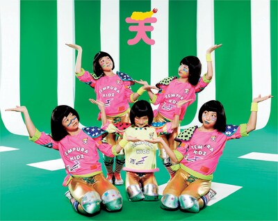 ジャイロゼッターと同じポーズを取るTEMPURA KIDZ。