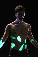 自らの肉体に映像を投影させるKEITA。