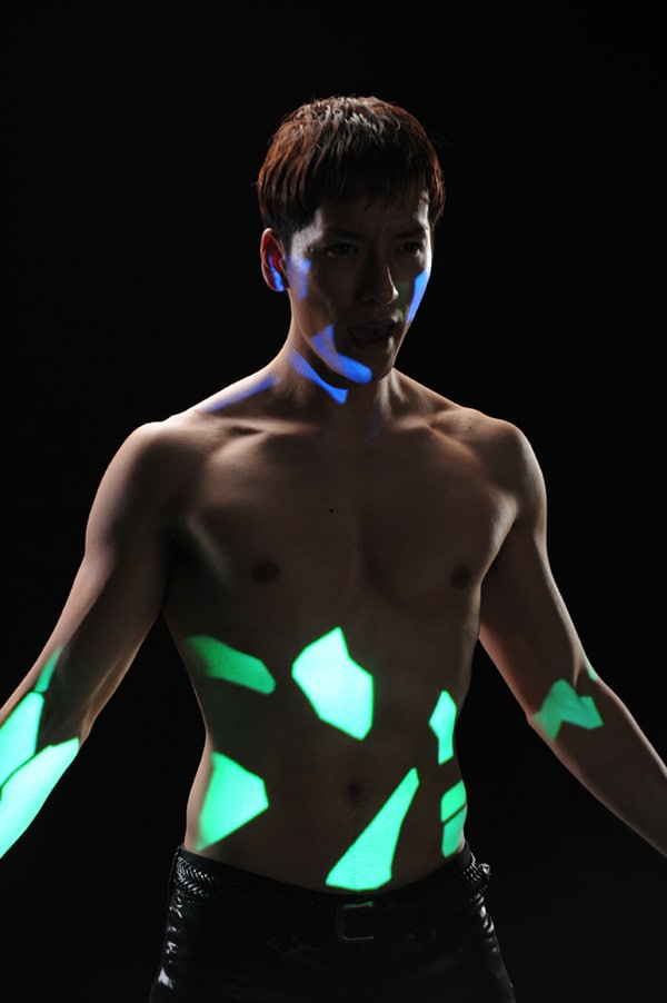 自らの肉体に映像を投影させるKEITA。