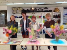 初回限定盤DVDの特典映像「ソナポケ ガチンコいけ花対決！feat. 假屋崎省吾」より假屋崎省吾（写真左端）とソナーポケットの3人。生け花のできあがりはDVDで確認しよう。