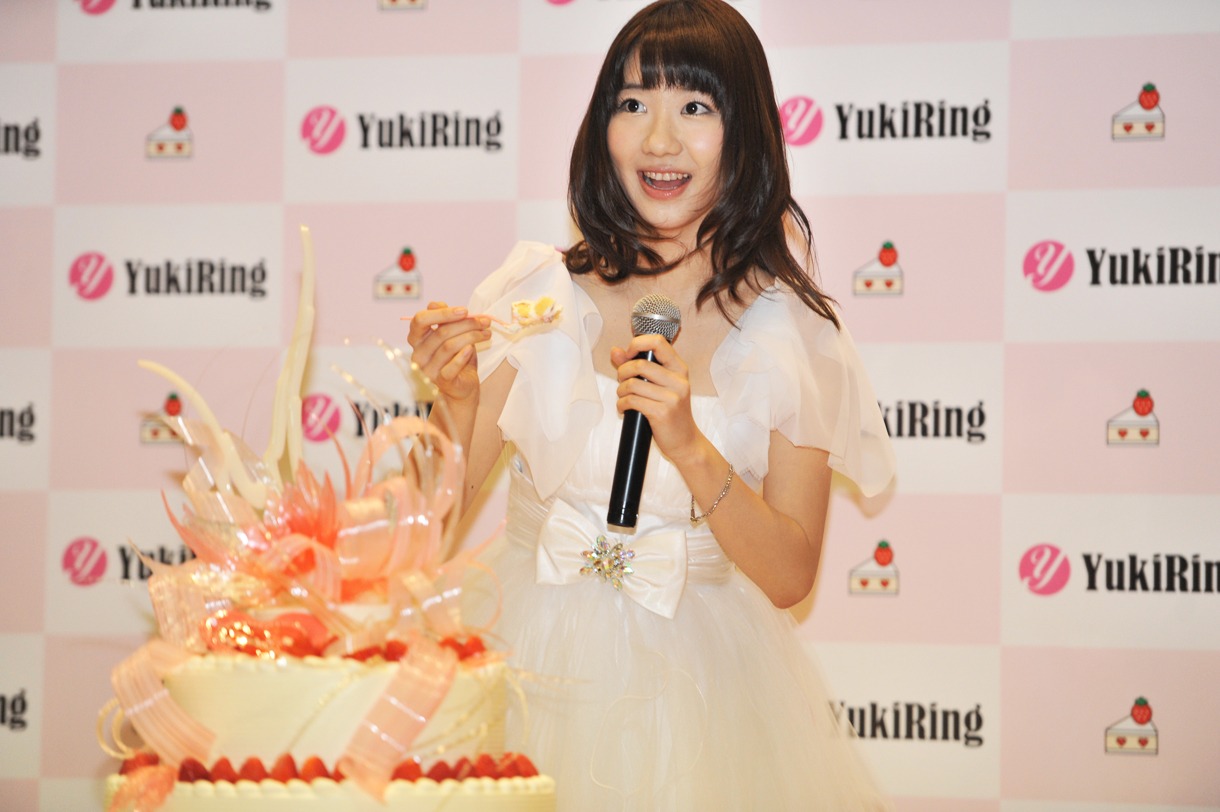 特製ケーキを試食する柏木由紀。