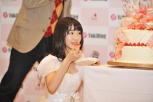 いちごを食べる柏木由紀。