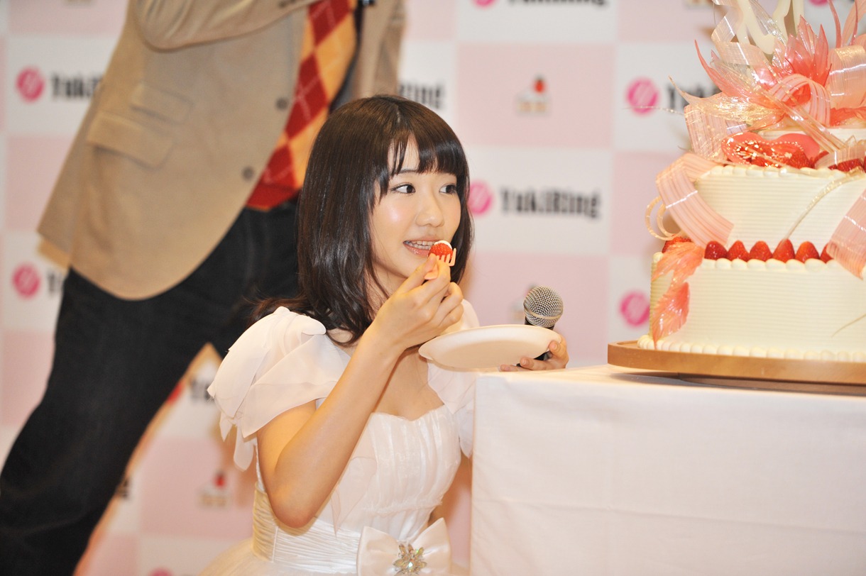 いちごを食べる柏木由紀。