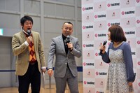 一般人の目には見えないが、金色のオーラを発しているゴルゴ松本（写真中央）。