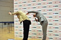 柏木がソロとしても大きく羽ばたくよう「羽」の人文字でエールを送るTIM。