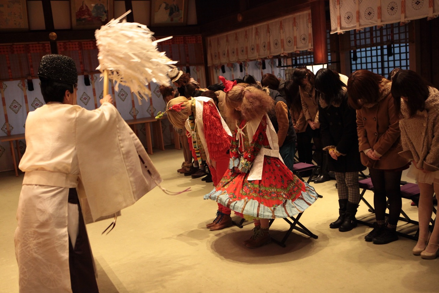 「恋のヒット祈願」をするHAPPY BIRTHDAYとそのファン。