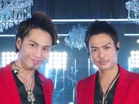 スタジオライブ収録時の登坂広臣、今市隆二（写真左から）。