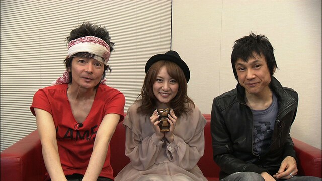 写真左から真島昌利、高橋みなみ、甲本ヒロト。