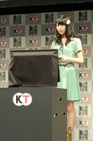 「真・三國無双7」をプレイする高柳明音。