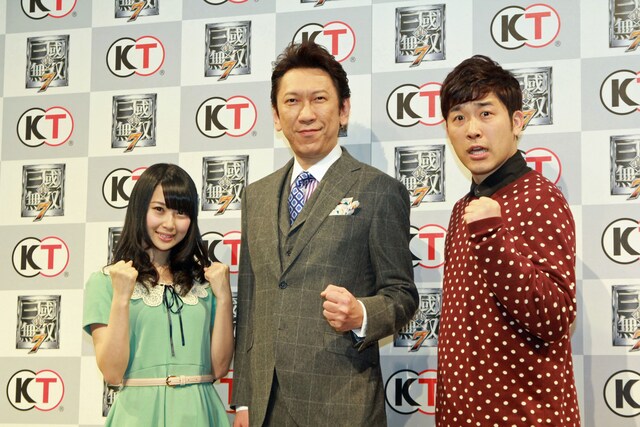 「真・三國無双7」完成発表会に登壇した高柳明音、布袋寅泰、あべこうじ。