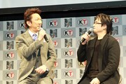 「嵐が丘」について語る布袋寅泰と鈴木亮浩プロデューサー。