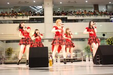 東京・池袋サンシャインシティ噴水広場にて行われた℃-uteのリリースイベントの模様。