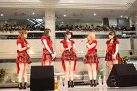 東京・池袋サンシャインシティ噴水広場にて行われた℃-uteのリリースイベントの模様。