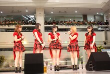 東京・池袋サンシャインシティ噴水広場にて行われた℃-uteのリリースイベントの模様。