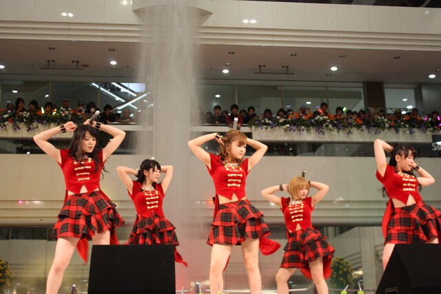 東京・池袋サンシャインシティ噴水広場にて行われた℃-uteのリリースイベントの模様。