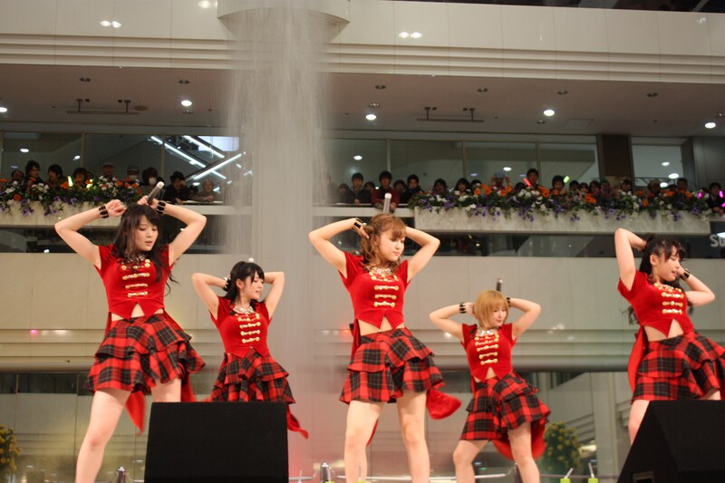 東京・池袋サンシャインシティ噴水広場にて行われた℃-uteのリリースイベントの模様。