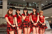 東京・池袋サンシャインシティ噴水広場にて行われた℃-uteのリリースイベントの模様。