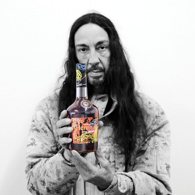 「Hennessy V.S Limited Edition by Futura」を手にするFUTURA。