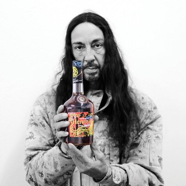 「Hennessy V.S Limited Edition by Futura」を手にするFUTURA。