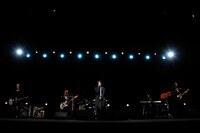 試写会で映画主題歌「真昼の月の静けさに」を演奏するGLAY。