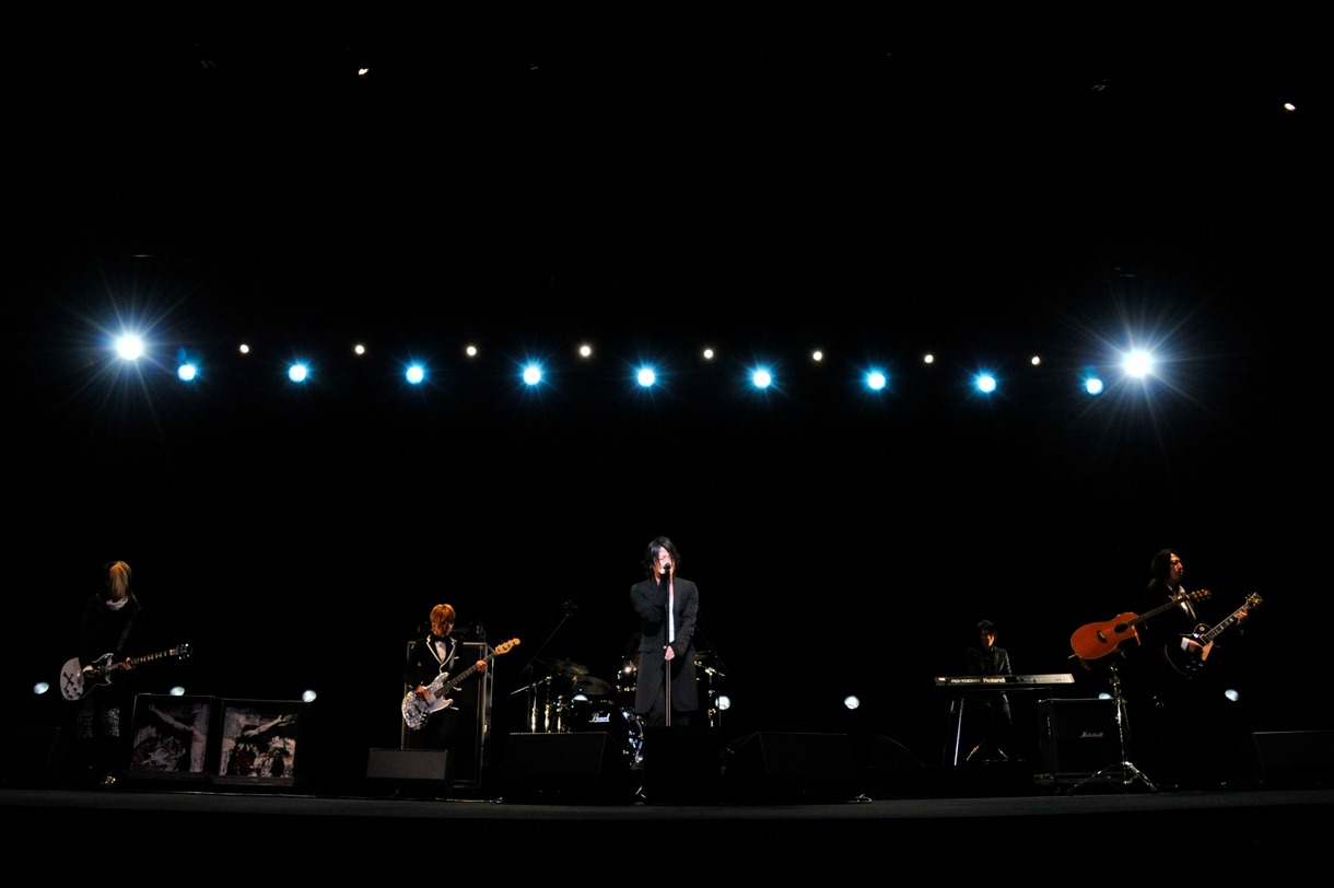 試写会で映画主題歌「真昼の月の静けさに」を演奏するGLAY。