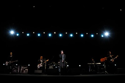 試写会で映画主題歌「真昼の月の静けさに」を演奏するGLAY。