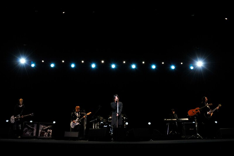 試写会で映画主題歌「真昼の月の静けさに」を演奏するGLAY。