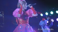 くノ一風の衣装で新曲「にんじゃりばんばん」を歌うきゃりーぱみゅぱみゅ。