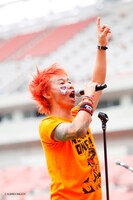 試合会場にて「We are ONE」を熱唱する難波章浩。