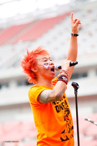 試合会場にて「We are ONE」を熱唱する難波章浩。