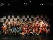 アルビレックス新潟のサポーターとともに記念撮影する難波章浩。