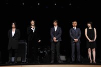 舞台挨拶に登壇したTERU、TAKURO、佐藤浩市、西村雅彦、吉瀬美智子（写真左から）。