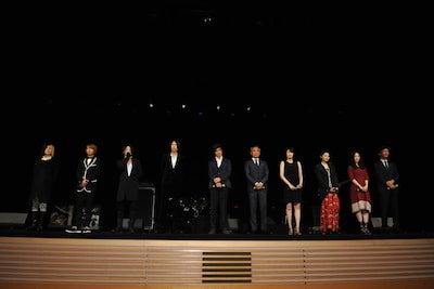 「草原の椅子」完成披露試写会の模様。