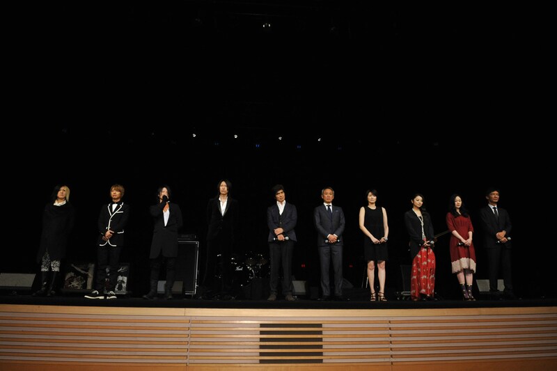 「草原の椅子」完成披露試写会の模様。