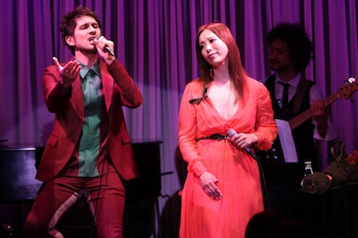 コラボ曲「さよならレストラン feat. 平井堅」を歌う平井堅（写真左）と古内東子（右）。2人がよく行っていたが閉店してしまったレストランが歌詞のモデルとなっている。