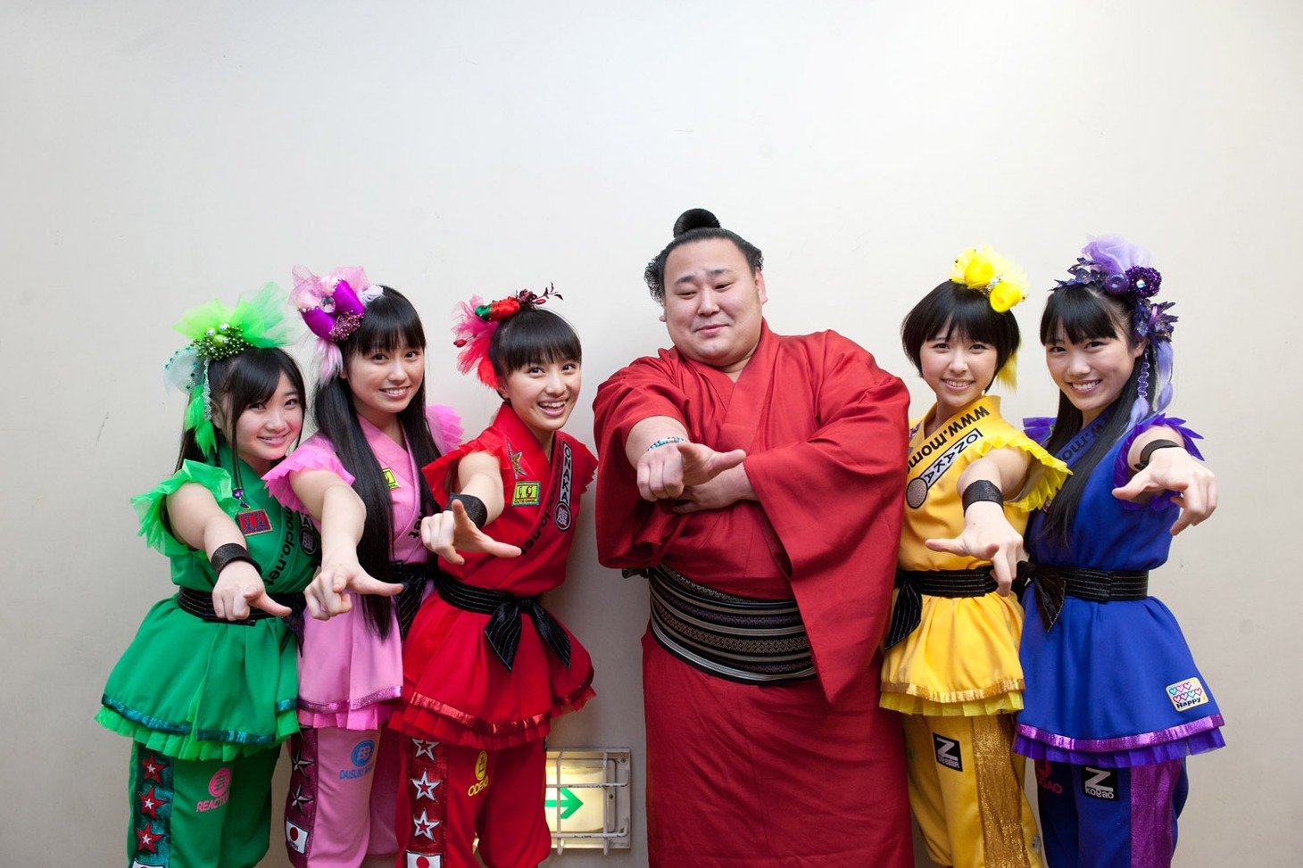 今週の人気の画像2位は「力士とえびぞりジャンプ！ももクロがNHK福祉大相撲登場」より、Zポーズを決めるももクロと旭日松。