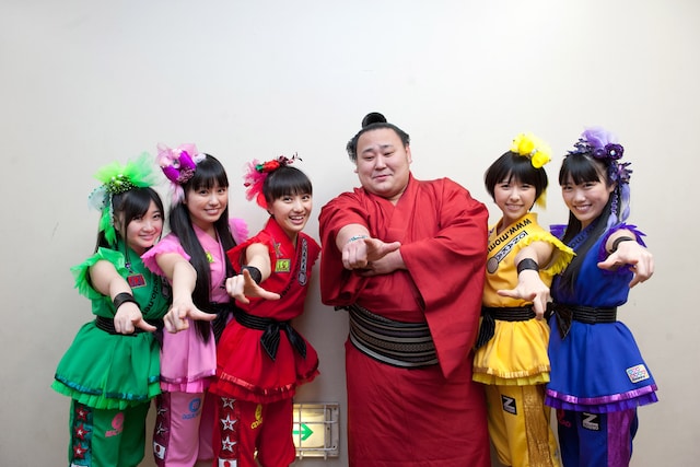 Zポーズを決めるももクロと旭日松。