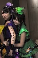 今週の人気の画像3位は「力士とえびぞりジャンプ！ももクロがNHK福祉大相撲登場」より、じゃれ合う高城れにと有安杏果。