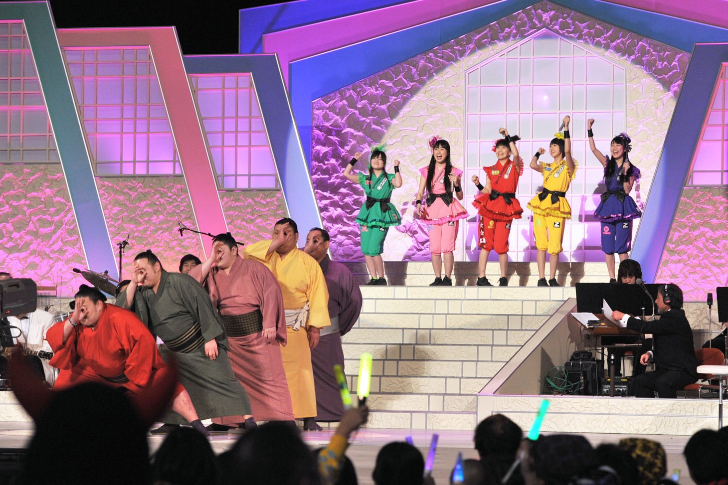 「第46回NHK福祉大相撲」の「お楽しみ歌くらべ」でパフォーマンスをするももクロと力士たち。