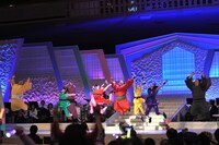 今年の人気の画像23位は「力士とえびぞりジャンプ！ももクロがNHK福祉大相撲登場」より、「行くぜっ！怪盗少女」でえびぞりジャンプを決めるももクロと5人の力士たち。