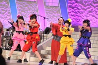 「第46回NHK福祉大相撲」の「お楽しみ歌くらべ」でパフォーマンスをするももクロ。