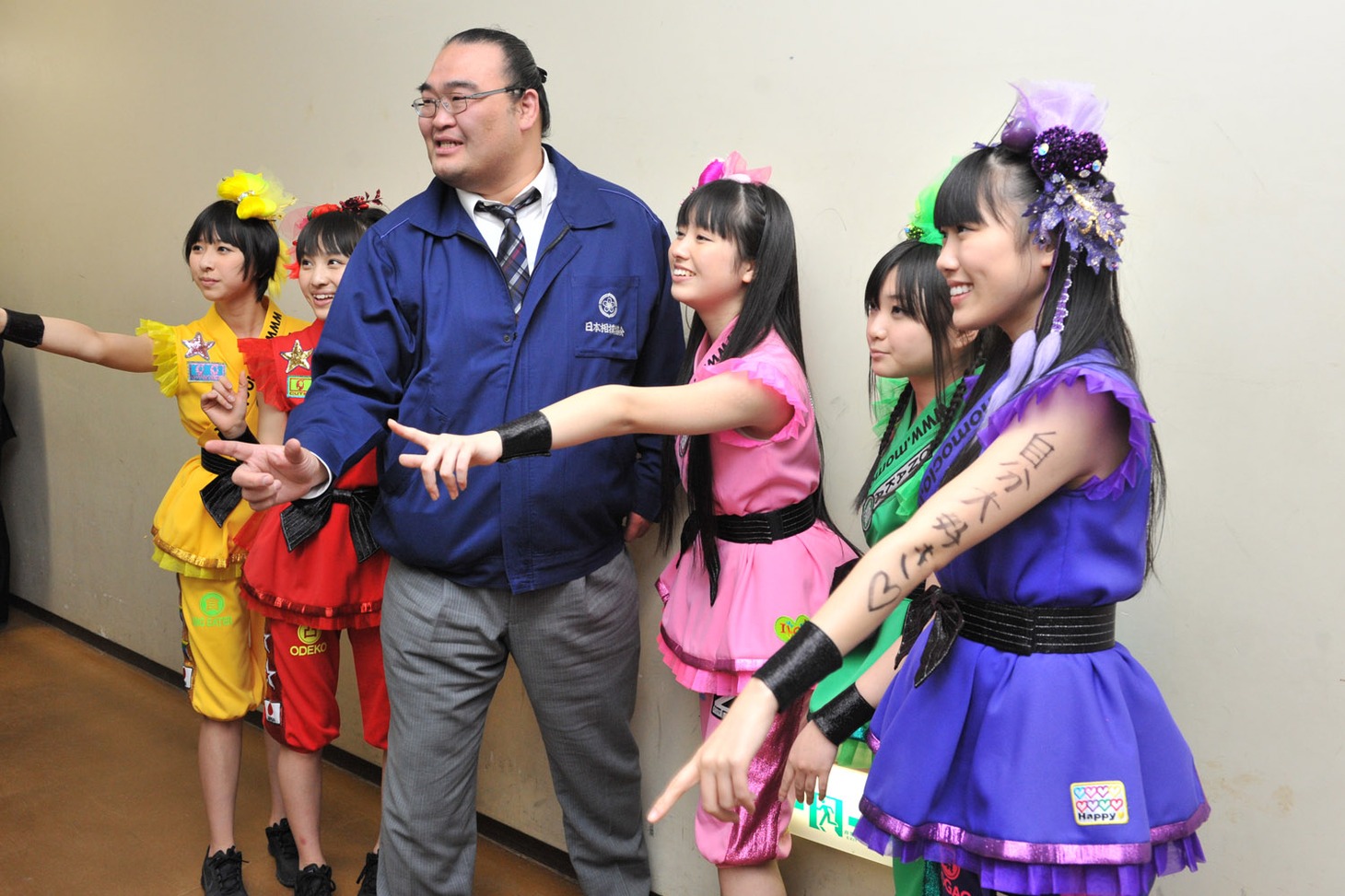 Zポーズを決めるももクロと振分親方。