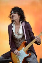 2012年5月27日に行われた東京・国立競技場公演出演時のken（G）。（撮影：今元秀明、緒車寿一、田中和子）