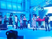 「EZ DO DANCE」のスタジオライブ収録風景。