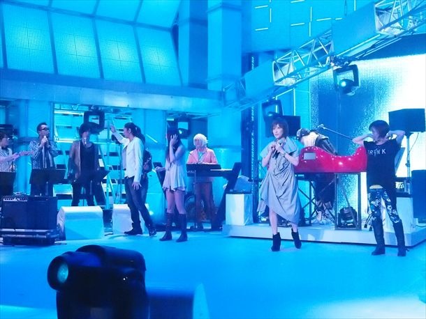 「EZ DO DANCE」のスタジオライブ収録風景。