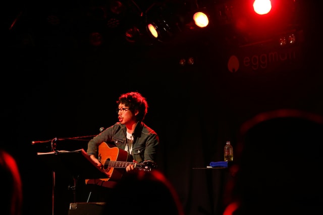 マイクを通さず、完全アンプラグド形態で本編最後の曲を歌う高橋優。