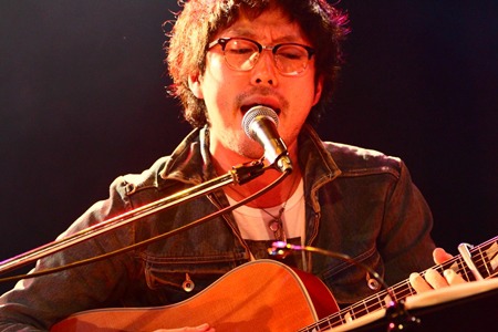 「普通のライブであればあの歌やるのかなとかワクワクがあるかと思いますが、今日はそれが一切ないです!! ここだけの楽しい時間を過ごせれば！」と話してライブを始めた高橋優。