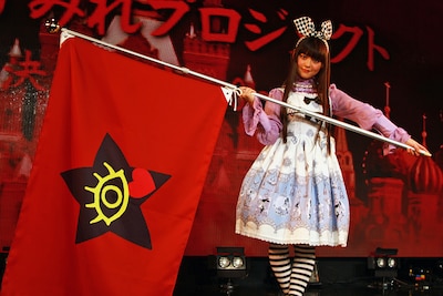 今年2月のデビュー発表会見で「共演したいアーティスト」としてモモーイの名を挙げていた上坂すみれ。その目標は2ndシングルにして早くも実現した。